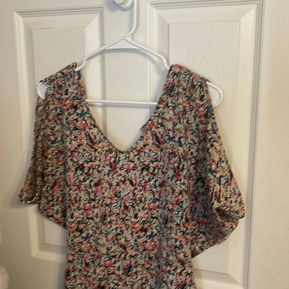 BCBGeneration Dresses & Skirts - BCBGeneration Mini Dress Multicolored open back pockets size 6 EUC